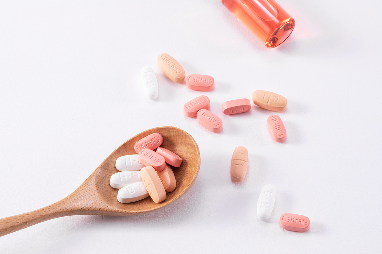 beautiful-shot-many-calcium-tablets-caltrate-wooden-spoon.jpg